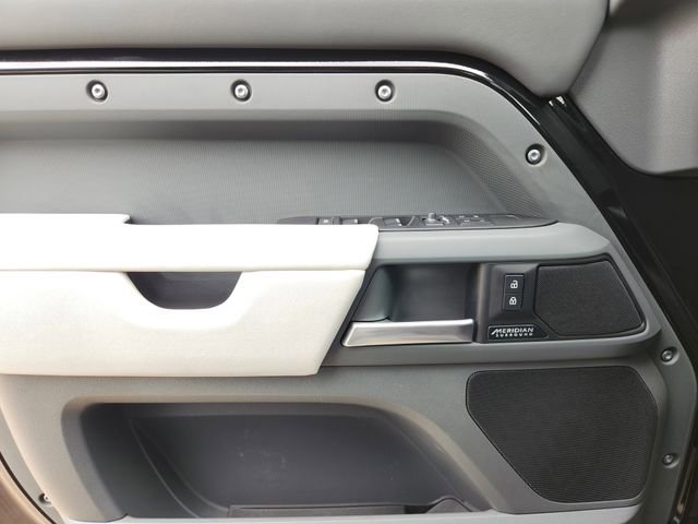Used 2025 Land Rover Defender 110 X-Dynamic SE image 21