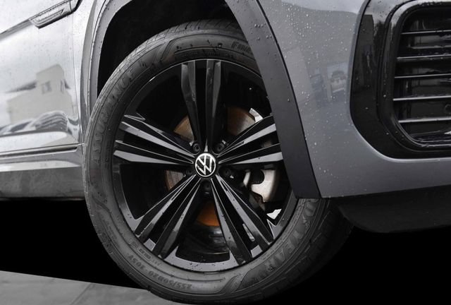 Certified 2023 Volkswagen Atlas Cross Sport SEL R-Line AWD/4WD image 3