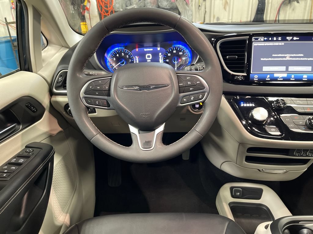 Used 2024 Chrysler Pacifica Touring-L FWD image 17