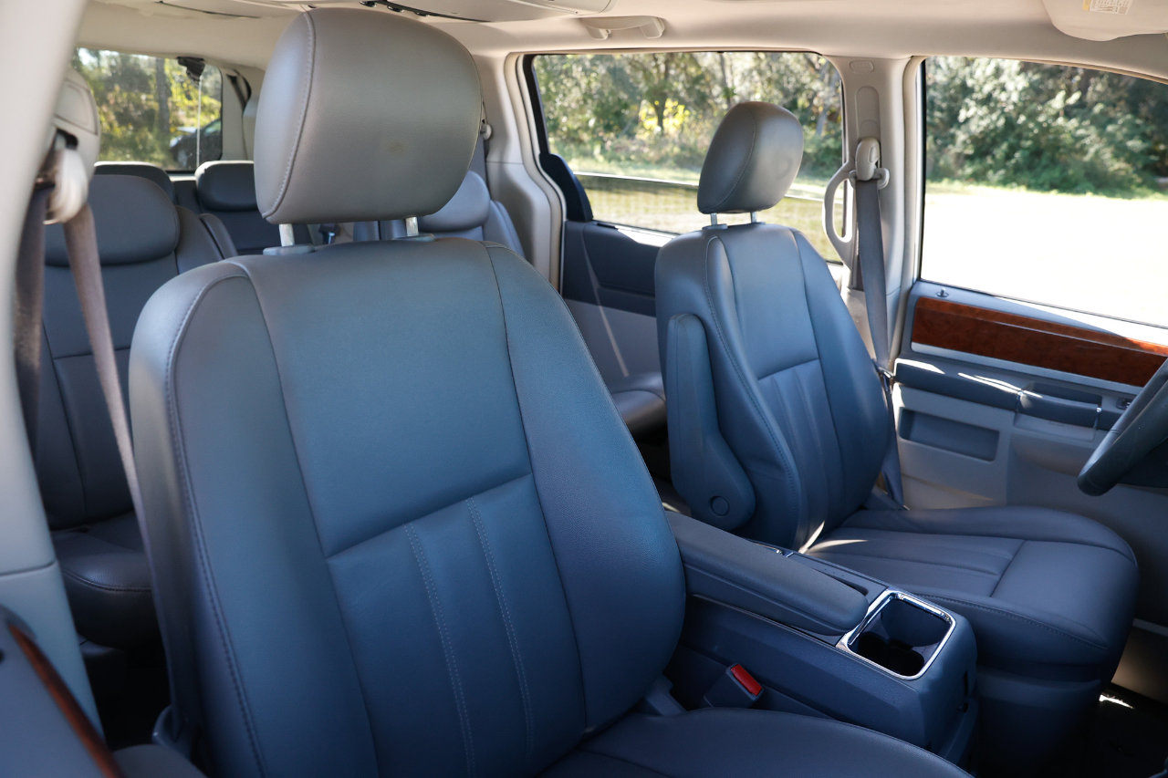 Used 2009 Chrysler Town & Country Touring image 16