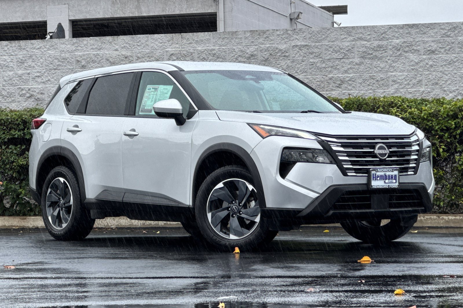 Used 2024 Nissan Rogue SV image 2