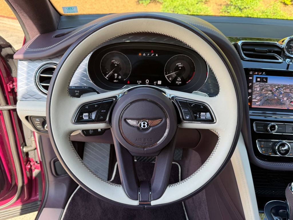 Used 2023 Bentley Bentayga image 18