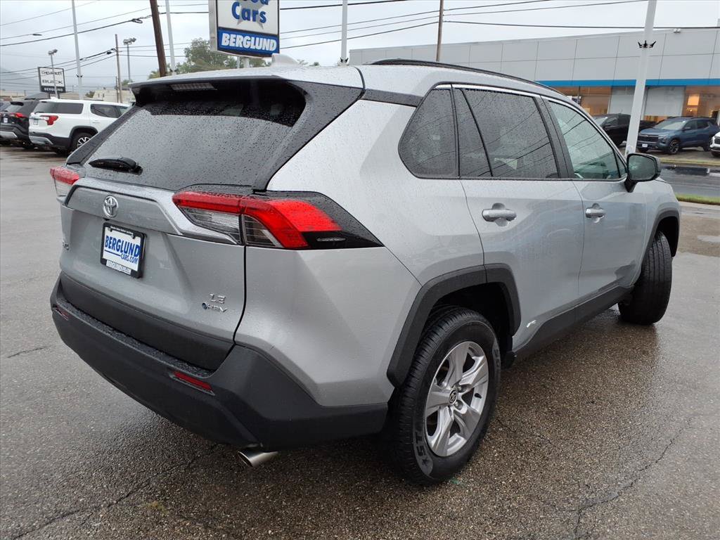 Used 2025 Toyota RAV4 LE AWD/4WD image 4