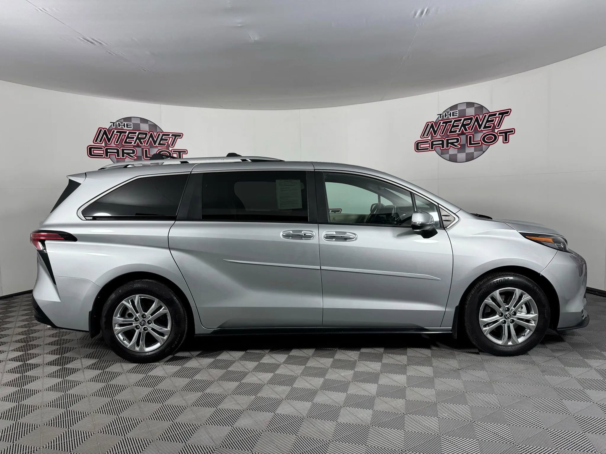 Used 2024 Toyota Sienna Platinum image 8