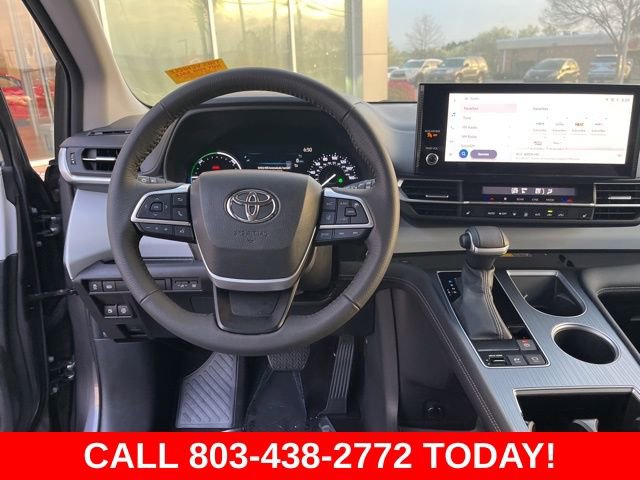 Used 2025 Toyota Sienna XLE image 17