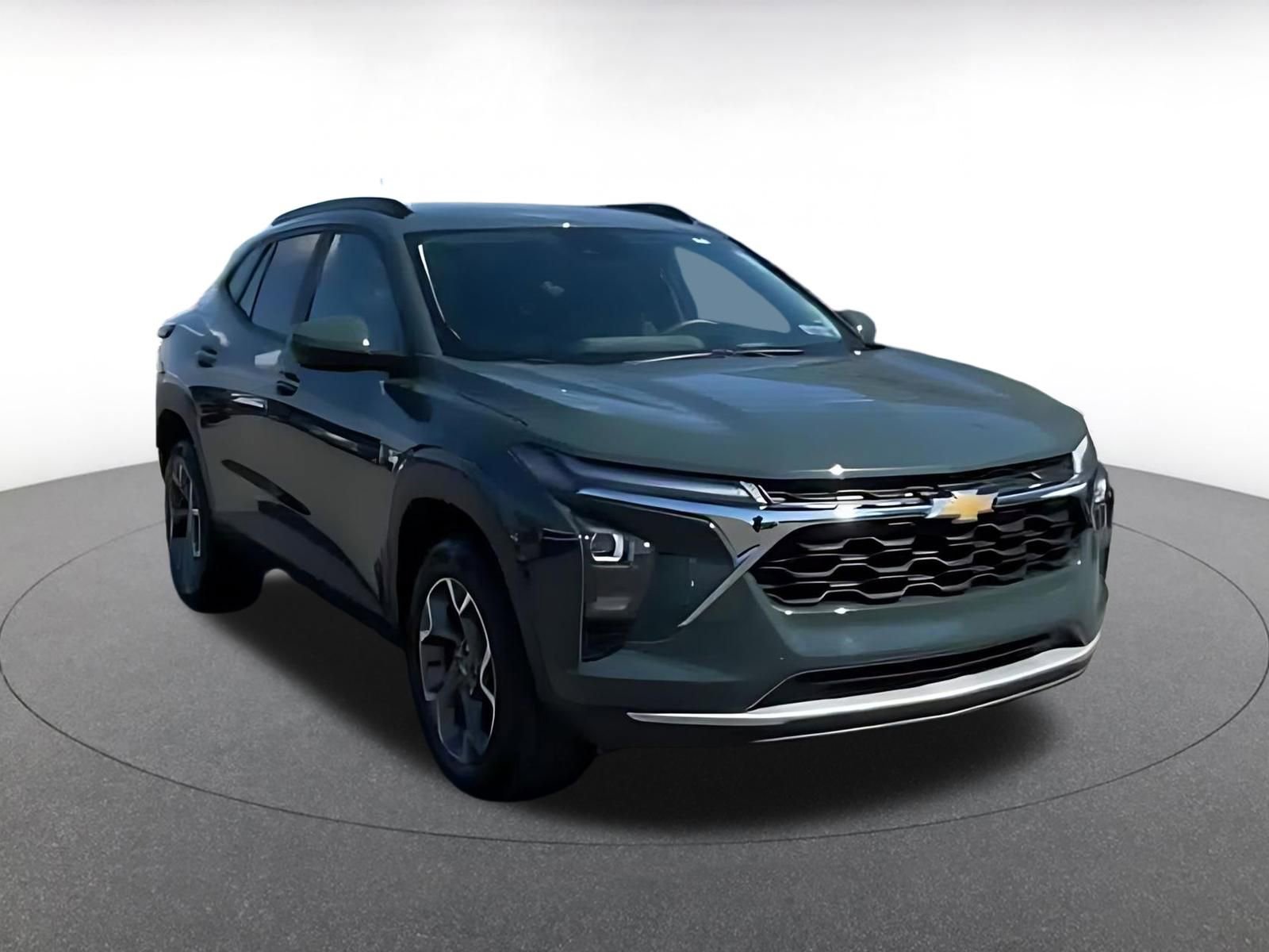 Used 2025 Chevrolet Trax LT FWD image 3
