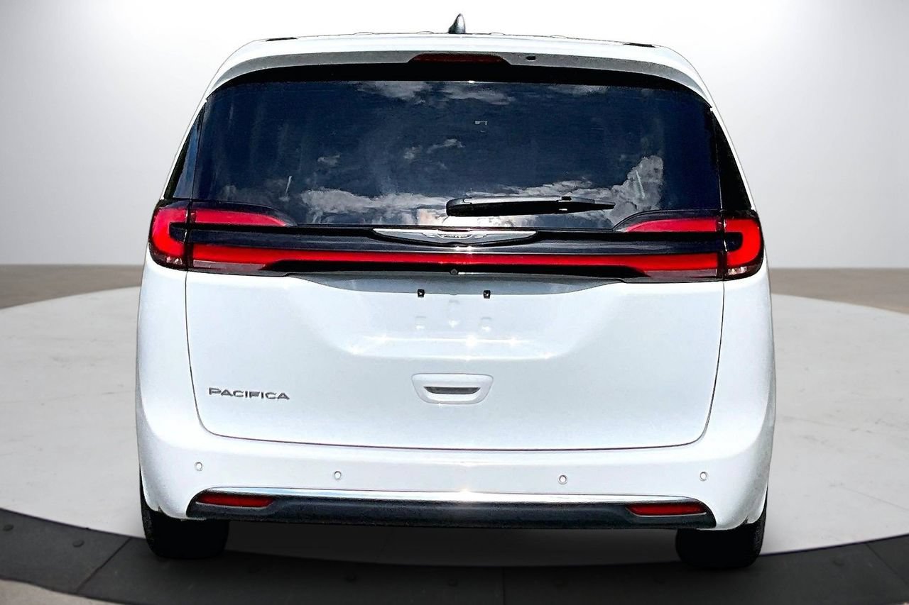 Certified 2023 Chrysler Pacifica Touring-L FWD image 8