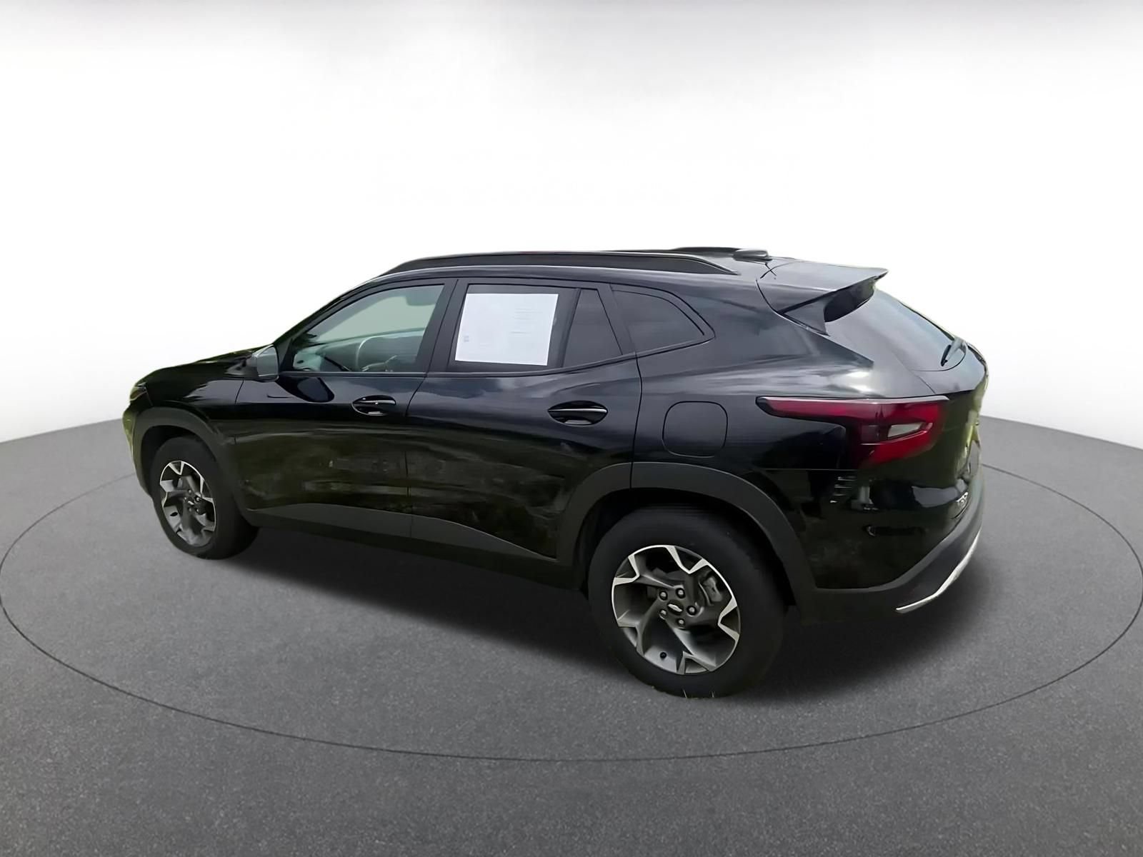 Used 2025 Chevrolet Trax LT w/ LT Convenience Package FWD image 9