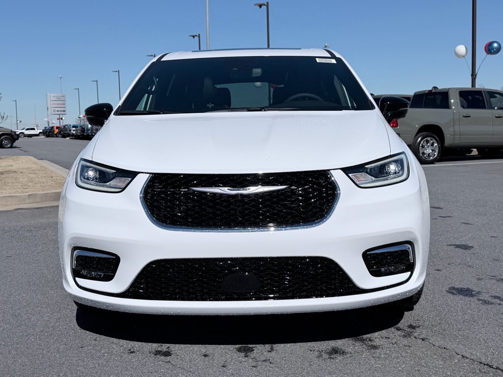 New 2026 Chrysler Pacifica Limited w/ Trailer Tow Group FWD image 3