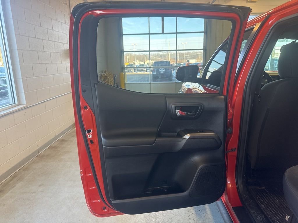 Used 2016 Toyota Tacoma TRD Sport w/ Towing Package image 25