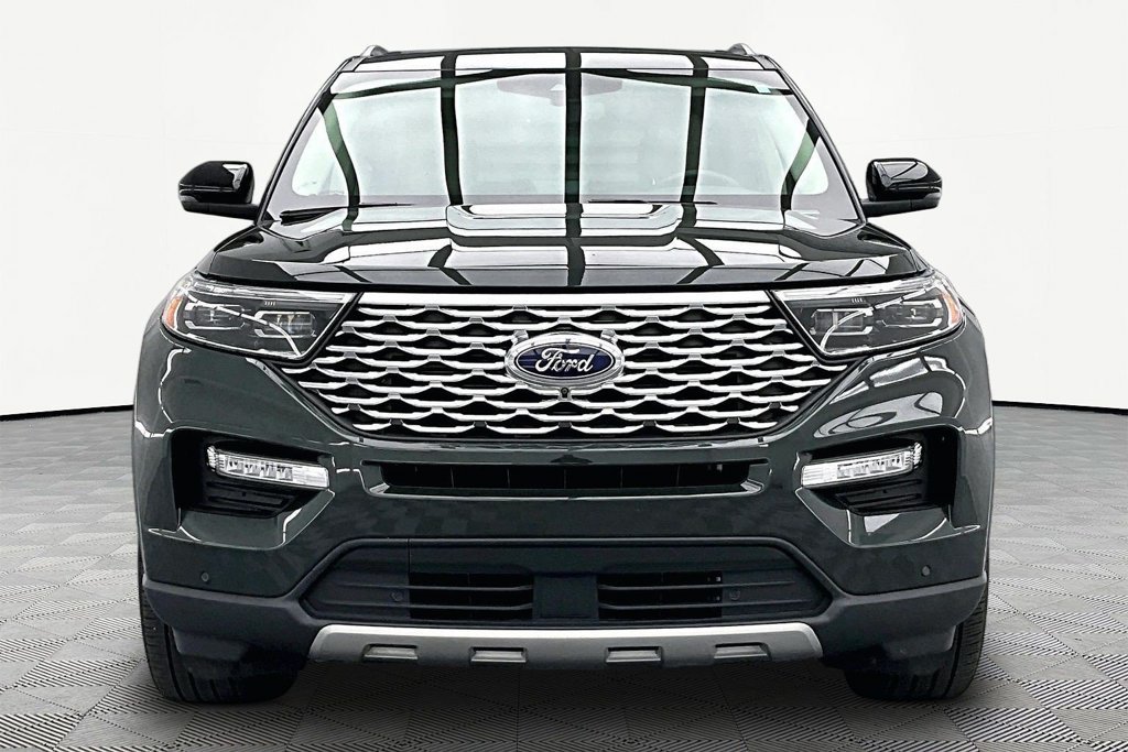 Certified 2024 Ford Explorer Platinum w/ Technology Package AWD/4WD image 3