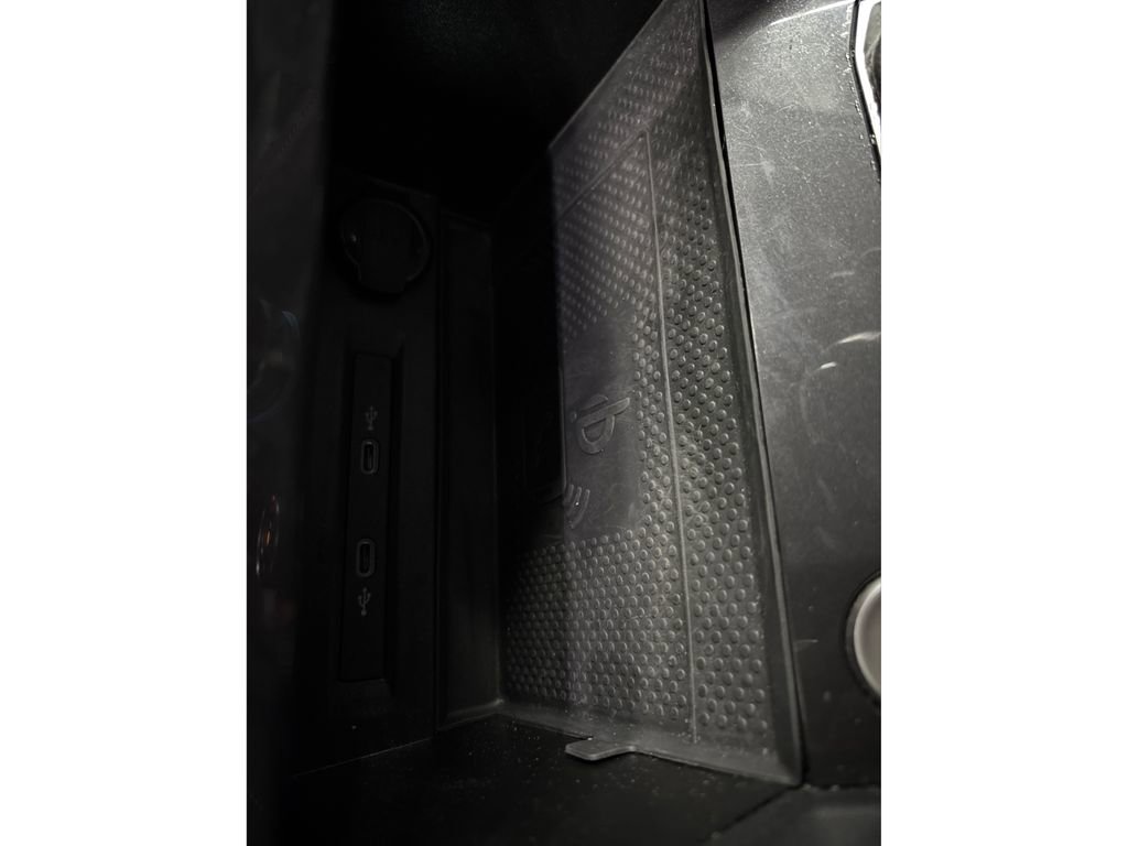 Used 2022 Volkswagen Tiguan SE image 40