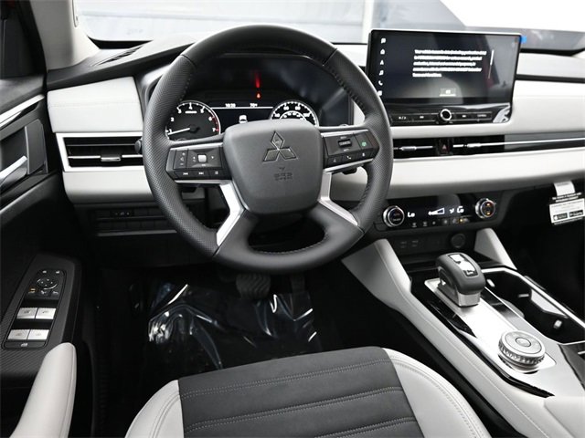 New 2025 Mitsubishi Outlander SE image 18