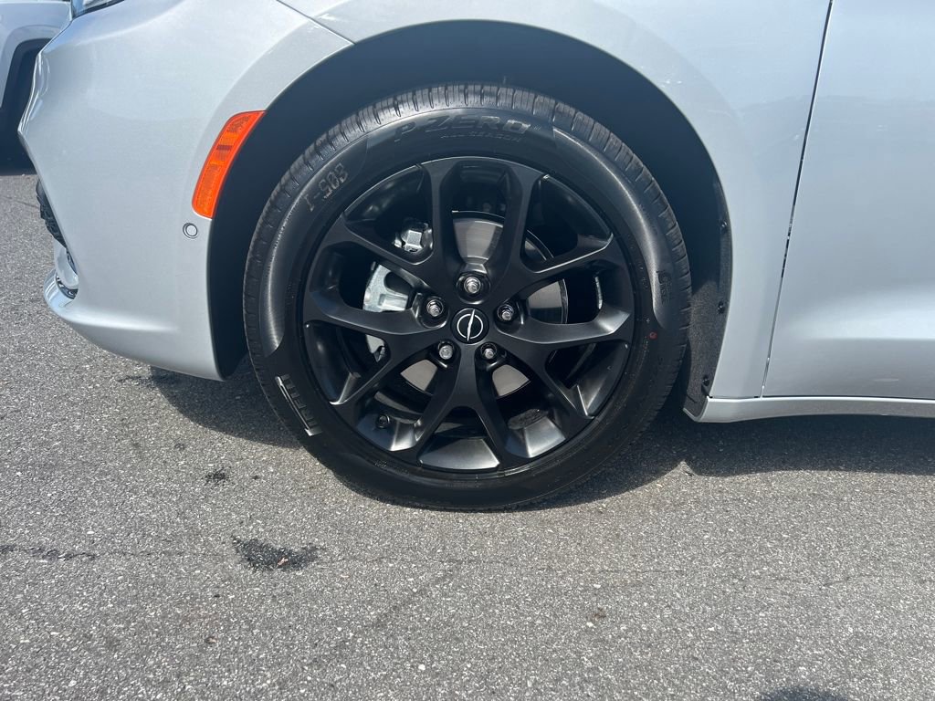 New 2026 Chrysler Pacifica Limited image 38