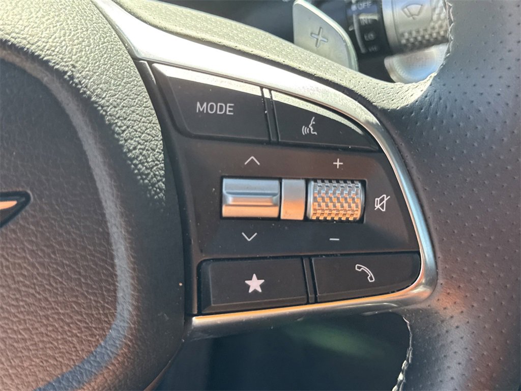 Used 2025 Genesis G70 2.5T image 25