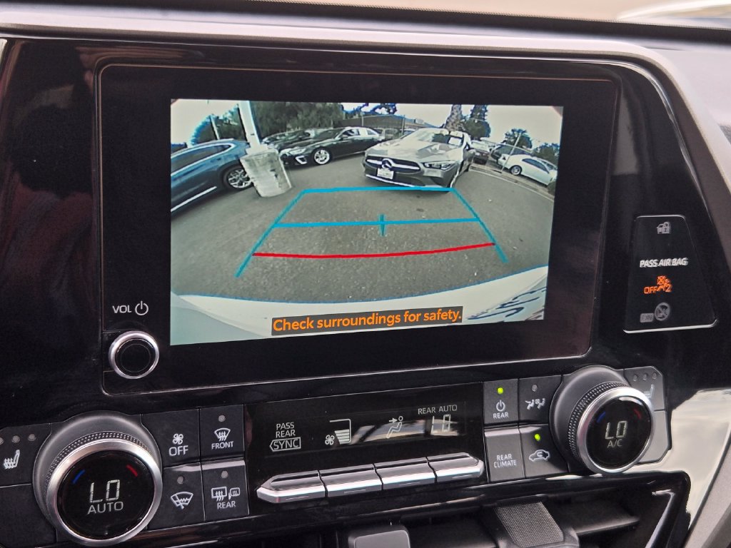 Used 2024 Toyota Highlander XLE AWD/4WD image 18