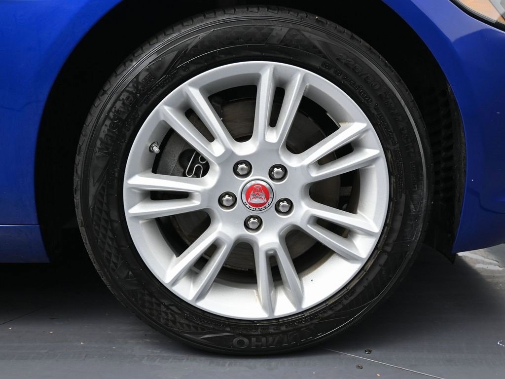 Used 2017 Jaguar XE Premium image 15