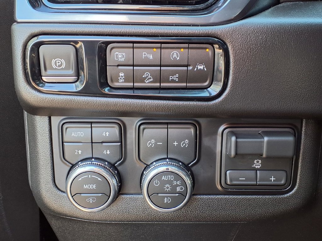 Used 2026 GMC Yukon AT4 w/ AT4 Premium Plus Package AWD/4WD image 9