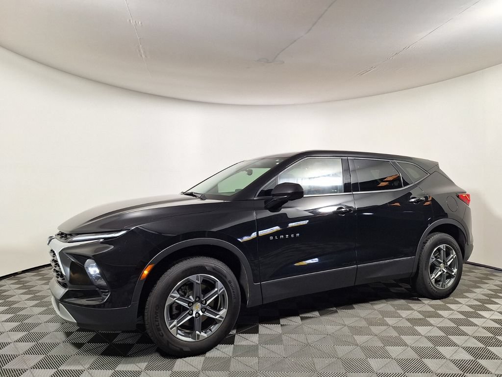 Used 2025 Chevrolet Blazer LT FWD image 1
