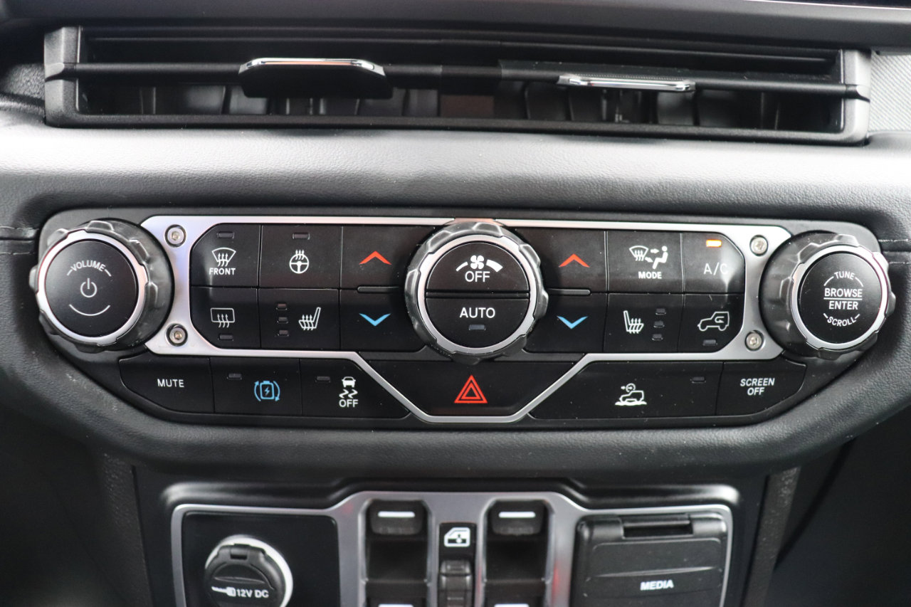 Used 2024 Jeep Wrangler Sahara image 32