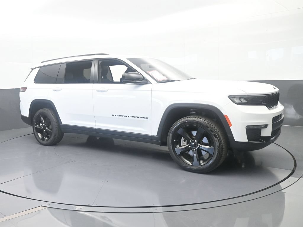Used 2025 Jeep Grand Cherokee L Limited w/ Black Appearance Package AWD/4WD image 8
