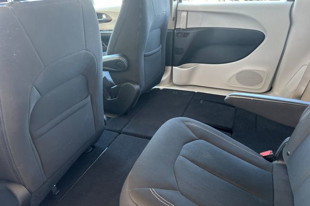 Used 2022 Chrysler Voyager LX image 16