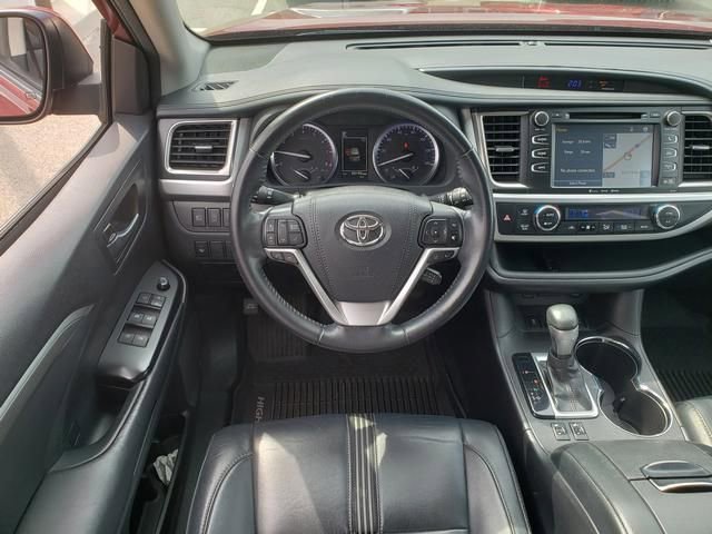 Used 2018 Toyota Highlander SE image 18