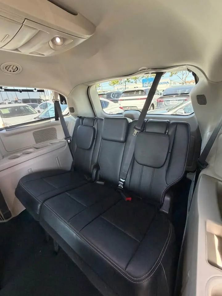 Used 2016 Chrysler Town & Country Touring FWD image 9