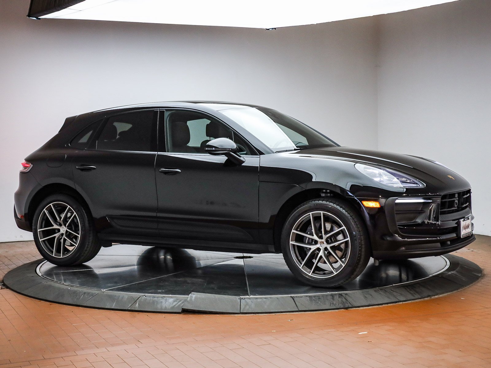Certified 2025 Porsche Macan AWD/4WD image 13