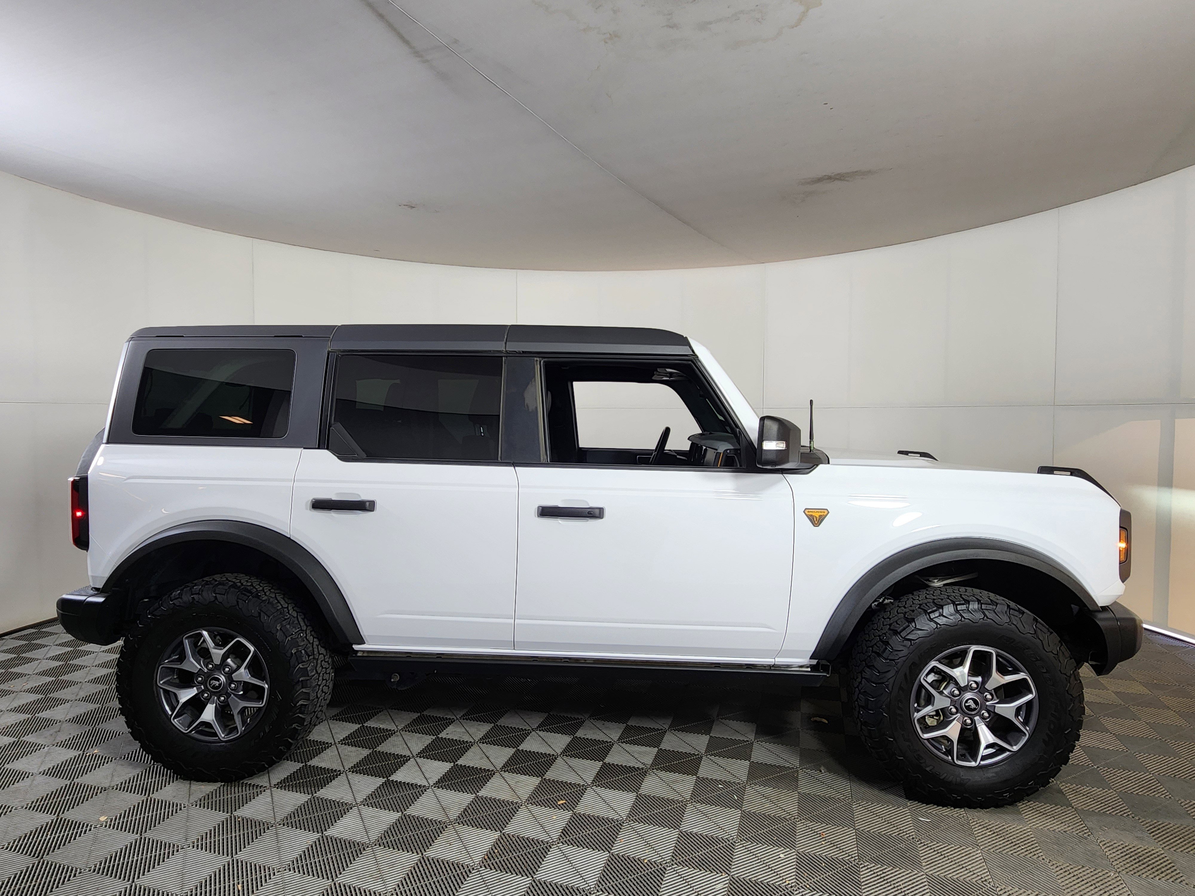 Used 2023 Ford Bronco Badlands image 8