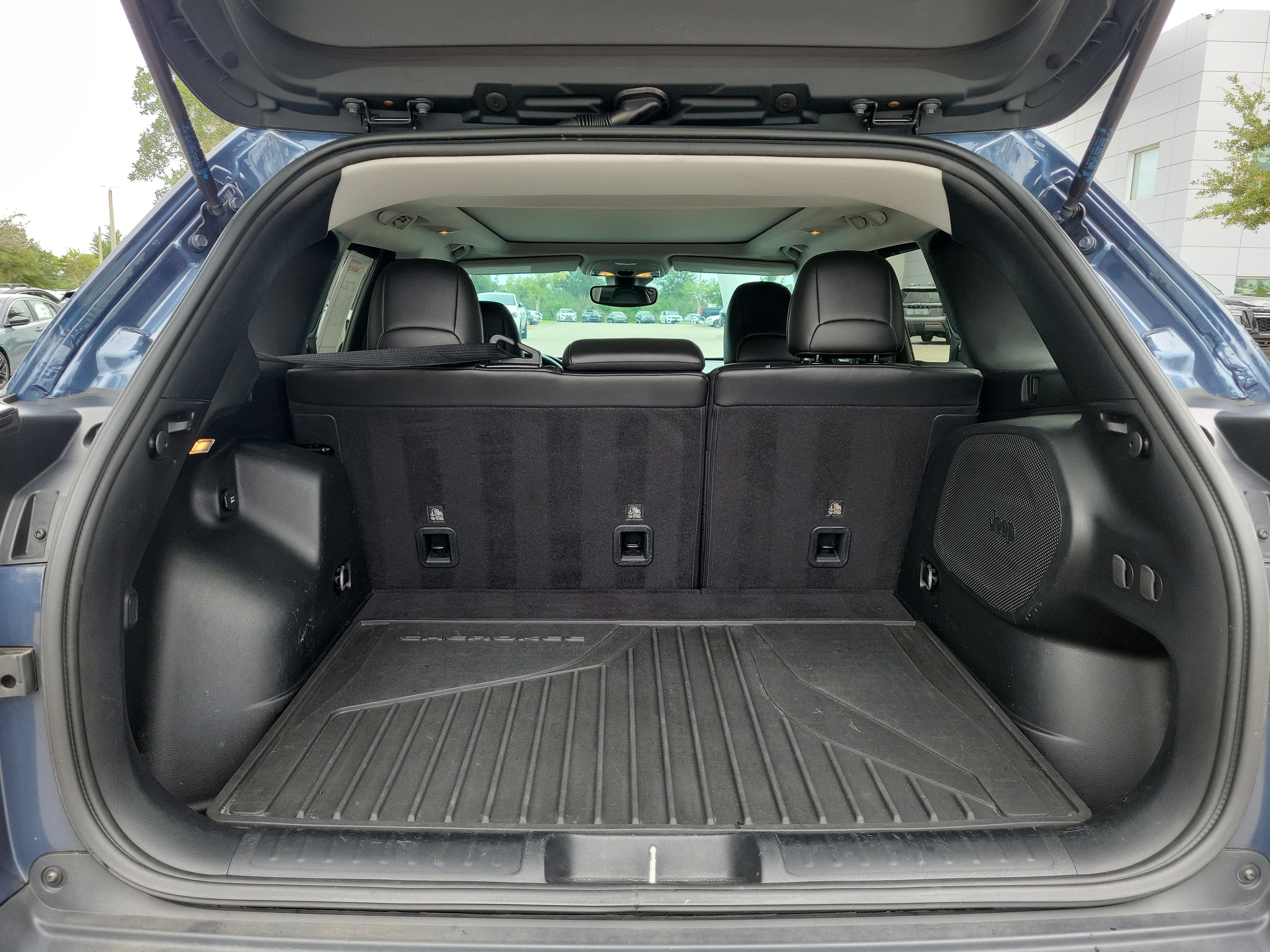 Used 2021 Jeep Cherokee Latitude Lux w/ Sun & Sound Group FWD image 11
