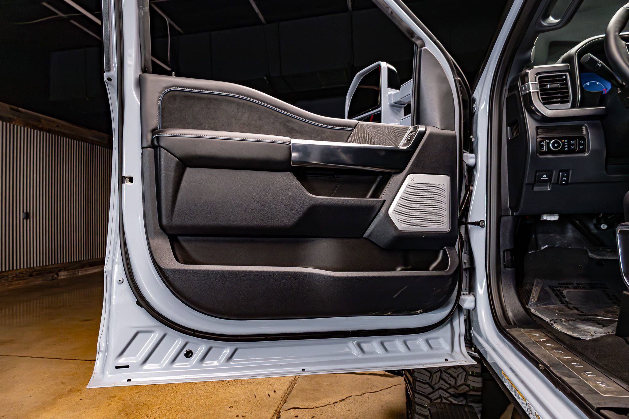 Used 2025 Ford F450 Platinum w/ FX4 Off-Road Package image 31