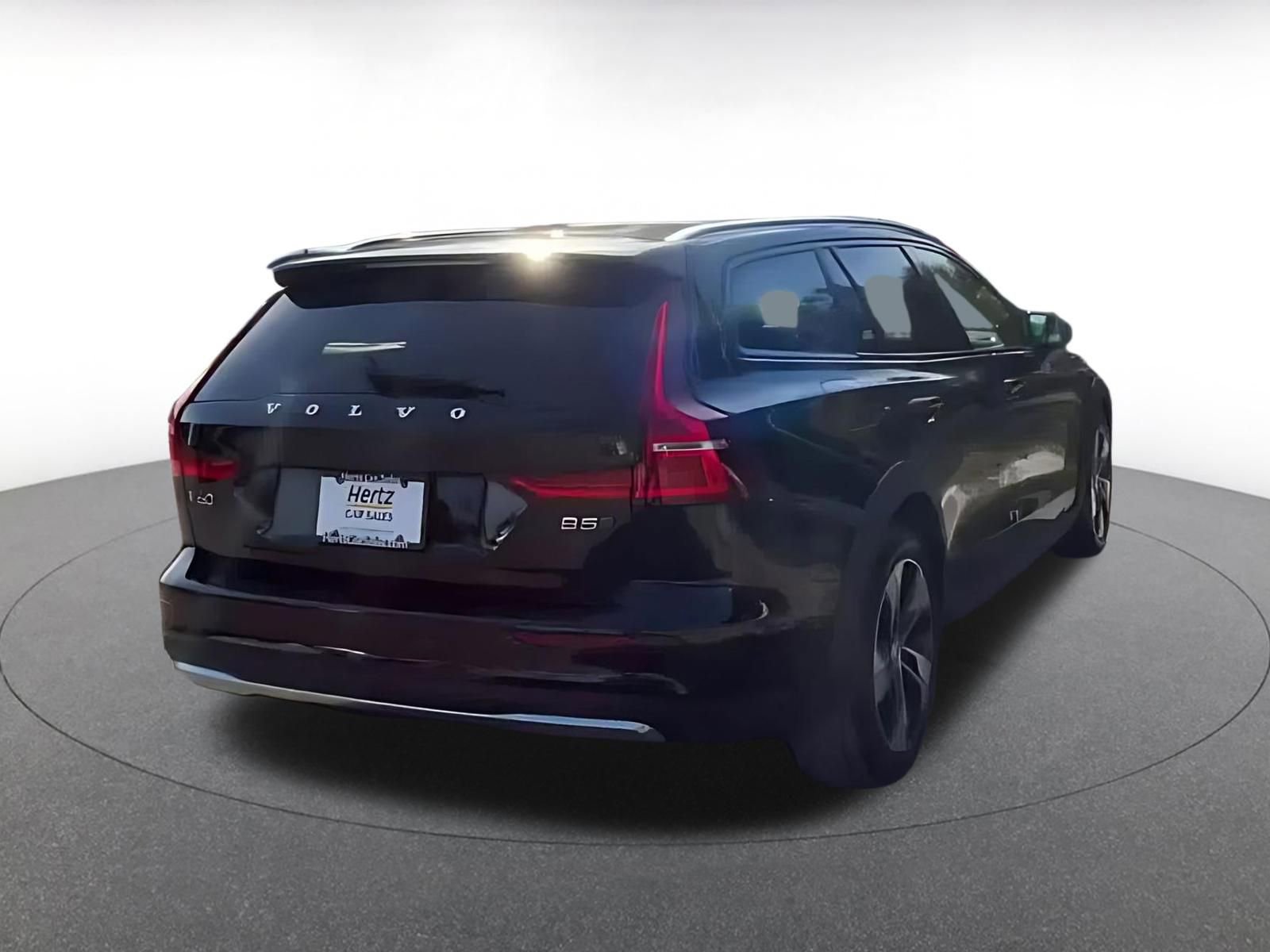Used 2025 Volvo V60 B5 Cross Country Plus image 14