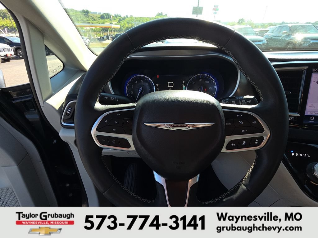 Used 2023 Chrysler Pacifica Touring-L FWD image 17
