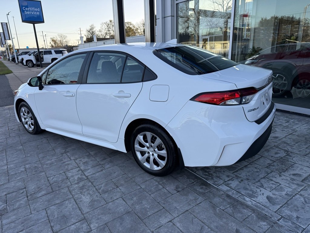 Used 2025 Toyota Corolla LE image 2