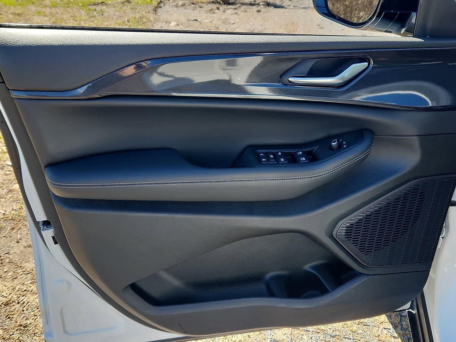 Used 2023 Jeep Grand Cherokee Altitude image 13