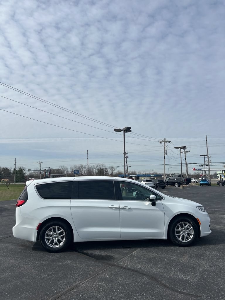 Used 2023 Chrysler Pacifica Touring-L FWD image 20