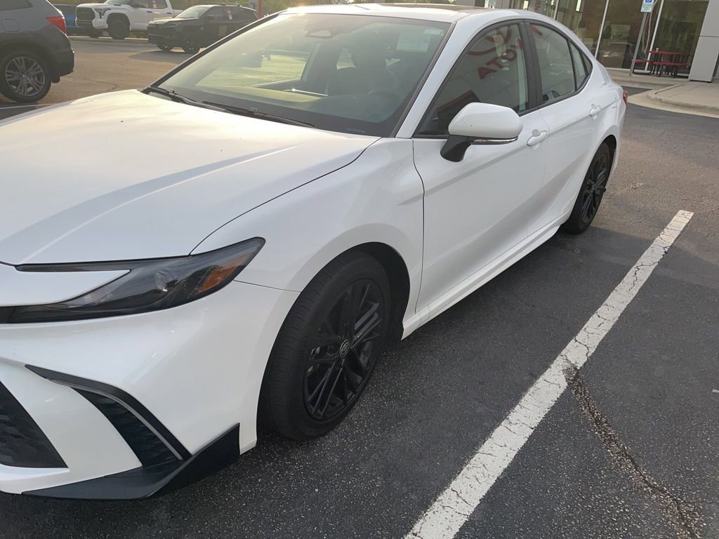 Used 2025 Toyota Camry SE w/ Convenience Package FWD image 4