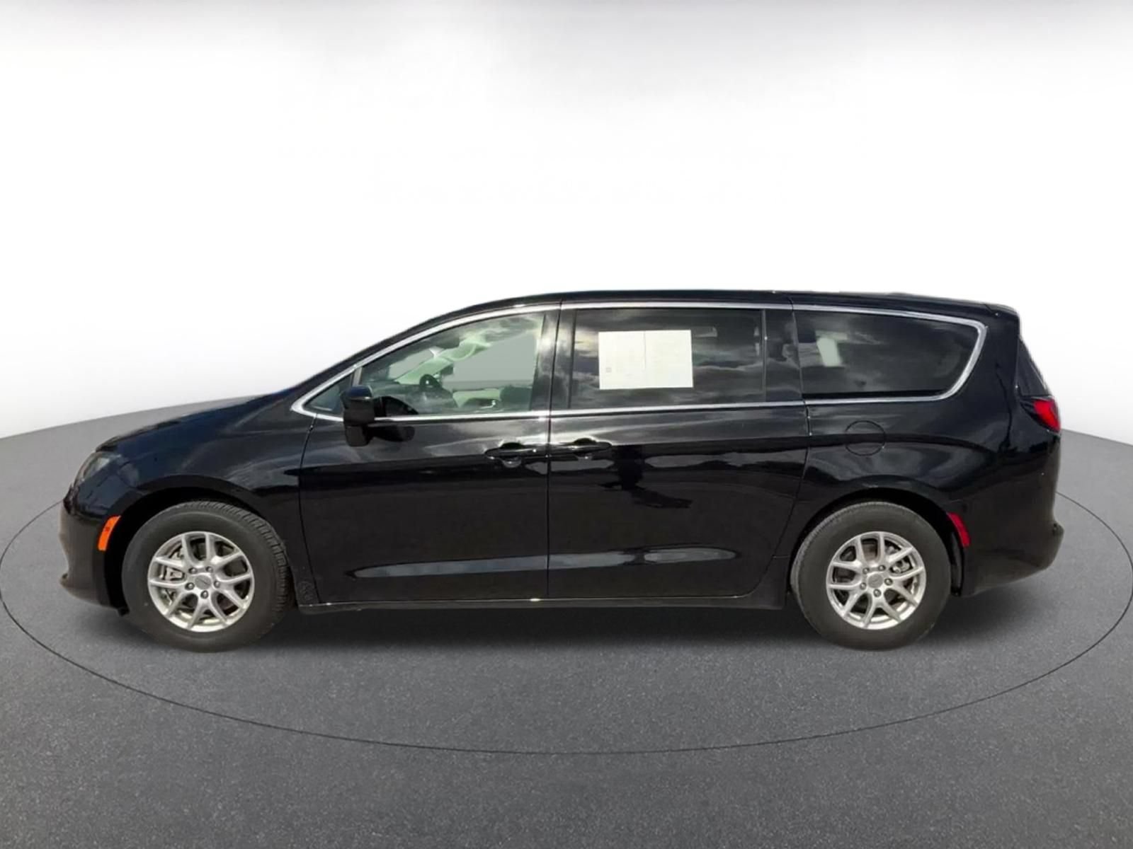 Used 2024 Chrysler Voyager LX FWD image 8