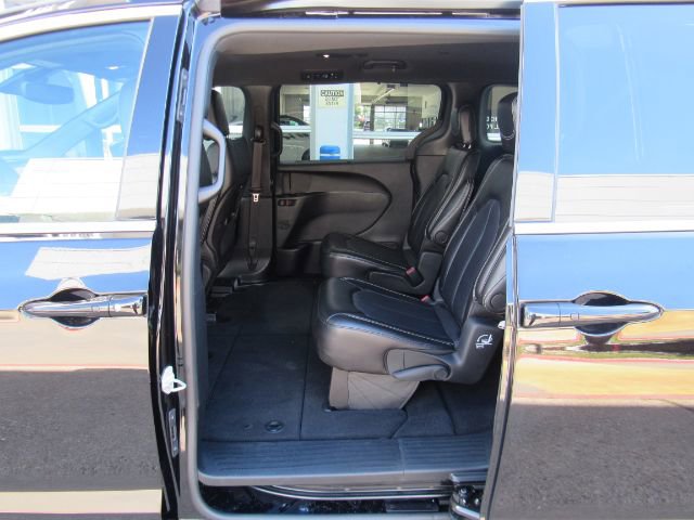 Used 2025 Chrysler Pacifica Select image 18