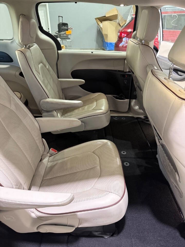 Used 2020 Chrysler Pacifica Limited image 14