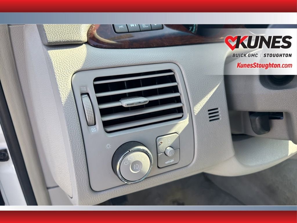 Used 2011 Buick Lucerne CXL image 21