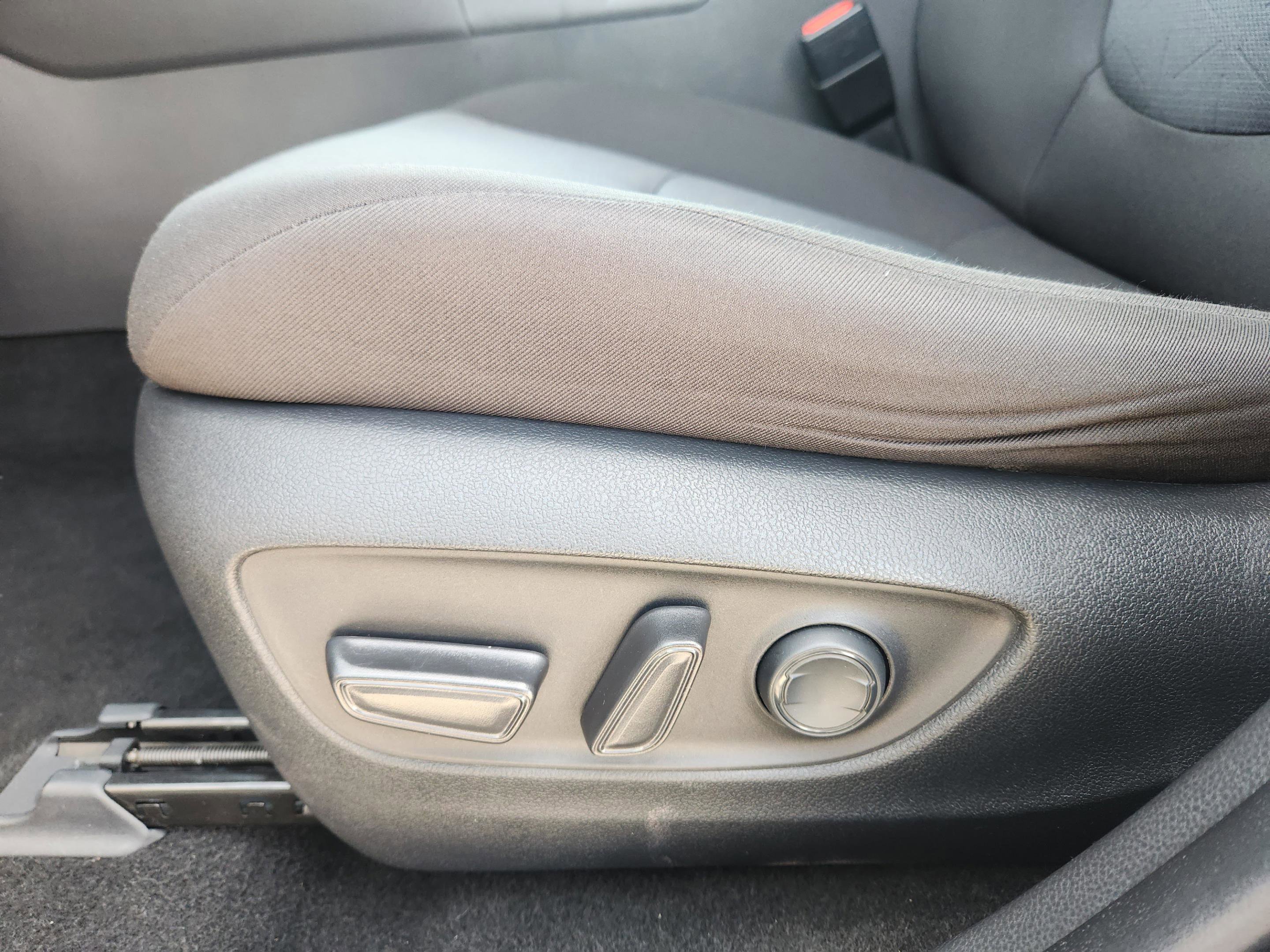 Used 2022 Toyota RAV4 XLE AWD/4WD image 25