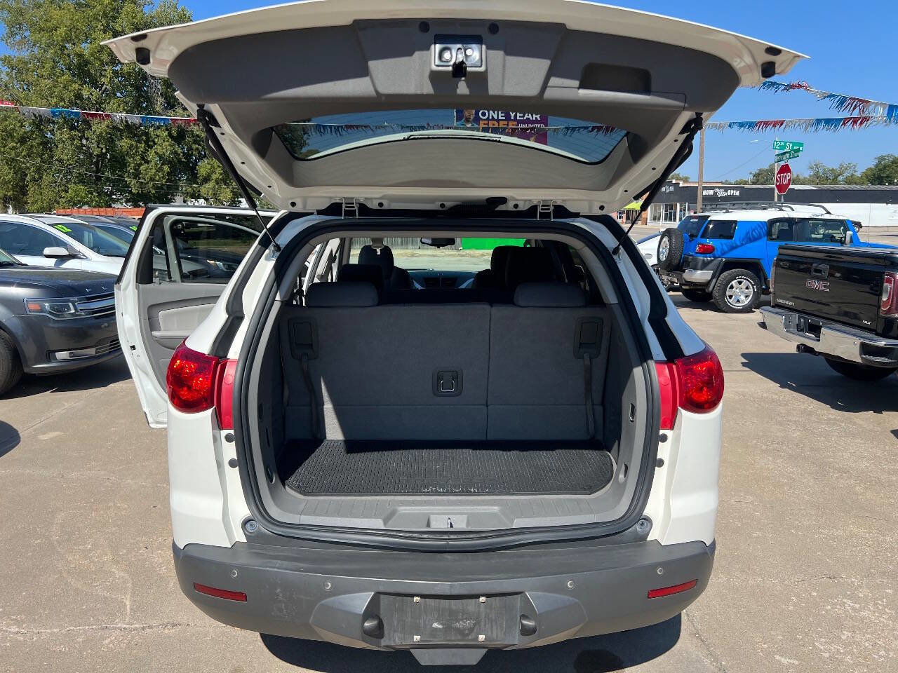 Used 2011 Chevrolet Traverse LT image 19