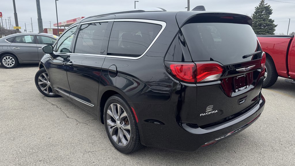 Used 2019 Chrysler Pacifica Limited w/ Tire & Wheel Group FWD image 6