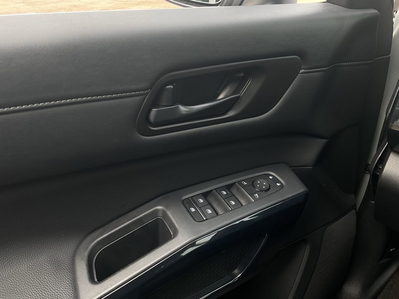 Used 2025 Nissan Pathfinder SV FWD image 21