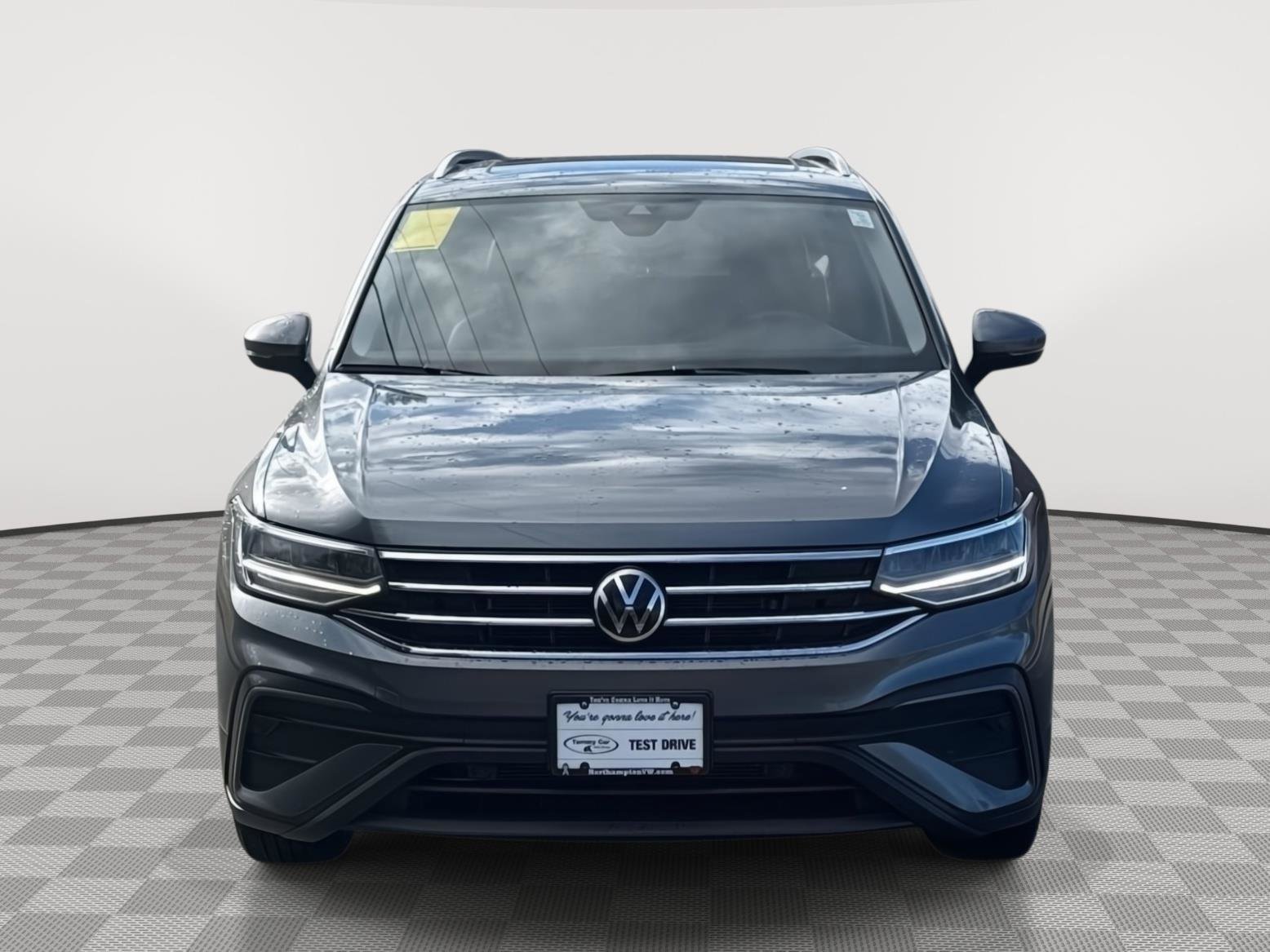 Used 2023 Volkswagen Tiguan SE w/ Panoramic Sunroof Package AWD/4WD image 2