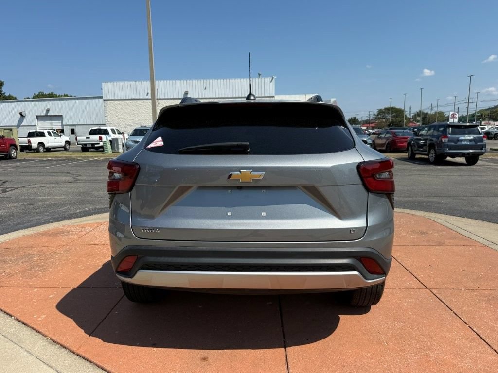 Used 2025 Chevrolet Trax LT FWD image 5