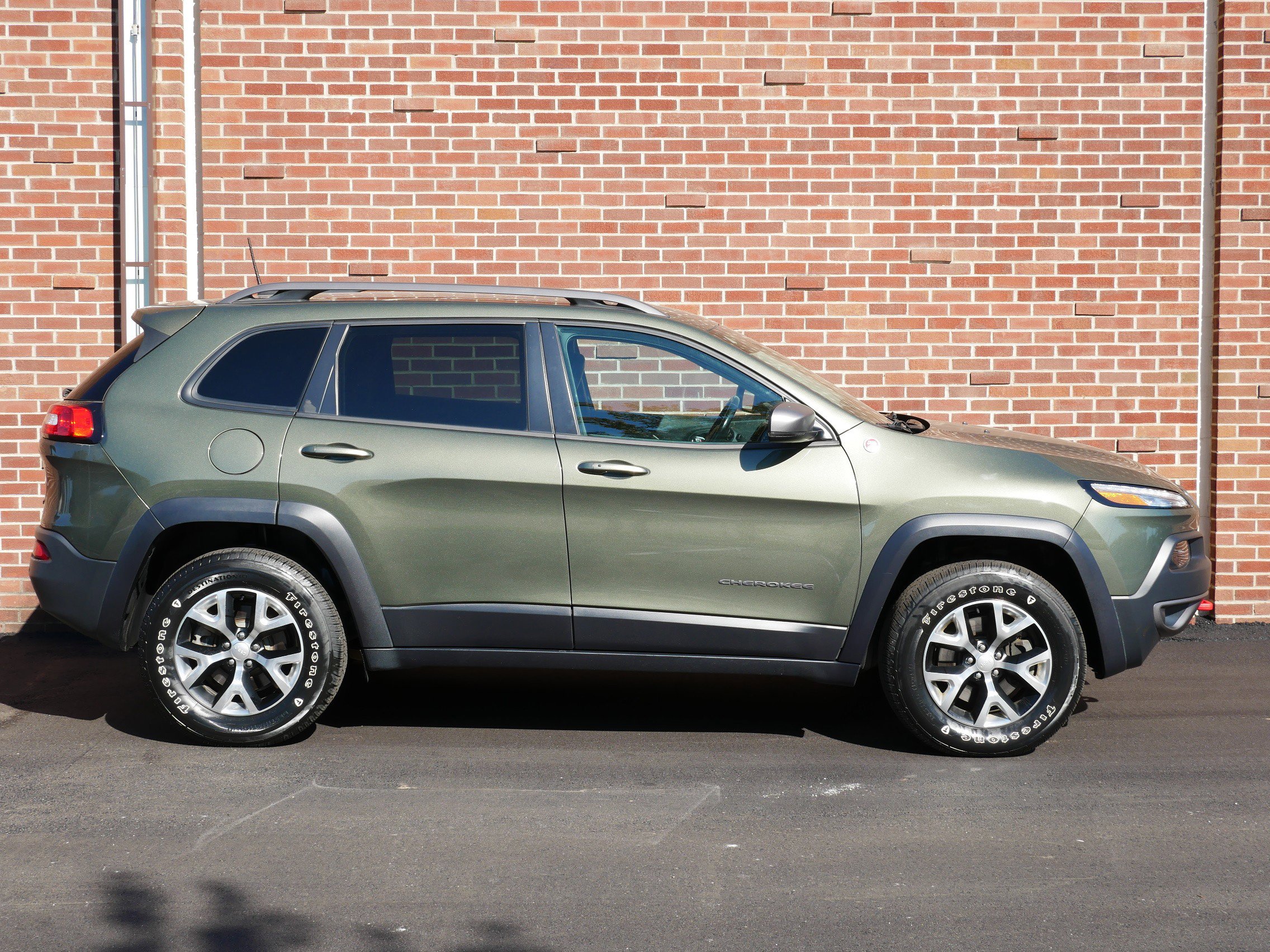 Used 2018 Jeep Cherokee Trailhawk w/ Cold Weather Group image 26