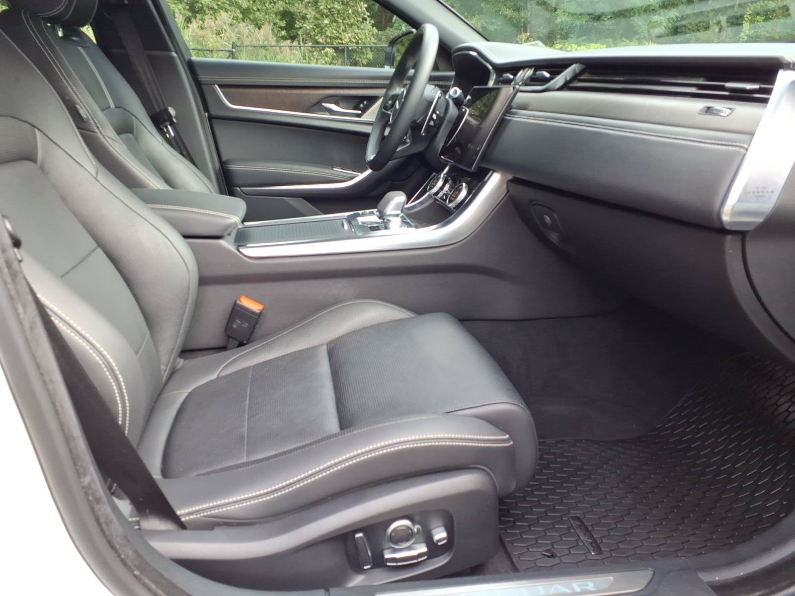 Certified 2022 Jaguar XF R-Dynamic SE AWD/4WD image 3